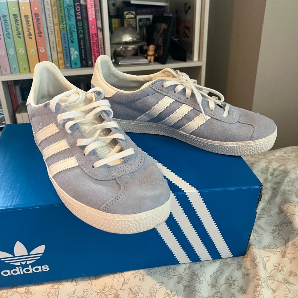 NEVER WORN Adidas Gazelle Pastel Baby Blue Kids size 6.5 / Women’s 8.5-9